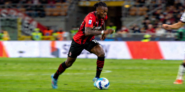 AC米兰球星拉斐尔·莱奥带球突破的精彩瞬间