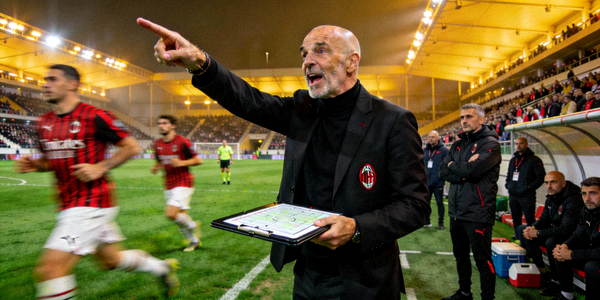AC米兰主教练皮奥利在场边指挥战术的瞬间